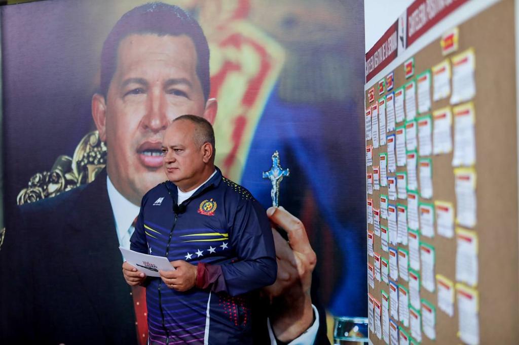 PartidoPSUV's tweet photo. "Del enemigo hay que cuidarse en todas las formas, a veces es bueno que crean que uno es pendejo, que nos subestimen. El único camino es el camino de Chávez y el que no  esté en ese camino, está traicionando a la Revolución Bolivariana", Diosdado Cabello.
#VivaLaPatriaGrande https://t.co/YMamYenDoP