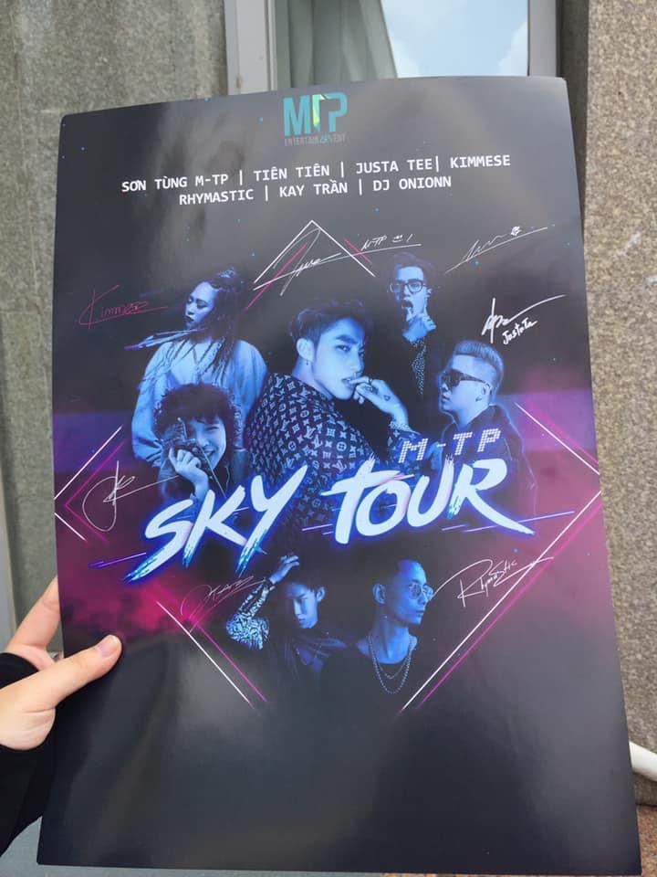 lanhvu98's tweet photo. Kỉ niệm 3 năm M&amp;G ôm, cầm tay trò chuyện với @sontungmtp777 
Đề nghị Chủ tịch mở show chứ tôi thèm đi quẩy lắm rồi 🥲

#SonTungMTP #TheresNoOneAtAll #SKYMTP https://t.co/sJTea8B9EO
