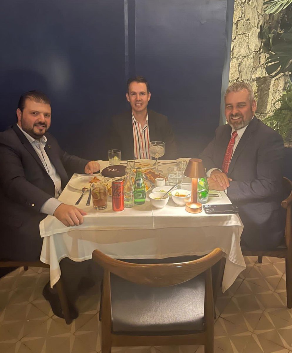 AlfredoAnayaO's tweet photo. Encuentro con dos grandes personas: nuestro gobernador @ARBedolla, hombre sensible y cercano que, sin duda, está haciendo un gran trabajo por Michoacán; y con Raúl Zepeda, amigo y paisano, parte fundamental del Gobierno de Michoacán. https://t.co/rxO0gA7P02