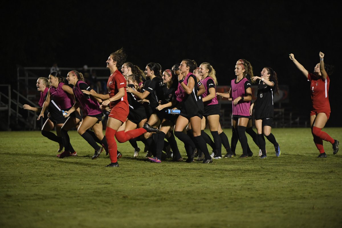 When you wrap up the night with some success on penalty kicks 🤩

Ambere Barnett, Carmen Marin, Lyric Schmidt and Katie Erwin all found the net on PKs, while Ashley Kobylinksi hung tough in goal with two saves!

#GoTops