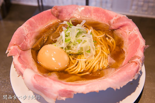 osaka_tabearuki's tweet photo. ラーメン大戦争 船場心斎橋店でらーめん「ピストル」を食べてみました😋😋😋
https://t.co/ffkmRS0la3

#ラーメン大戦争 #船場 #心斎橋 #本町 #らーめん #食べ歩き #食べ歩き紀行 #食レポ #ラーメン部 #貝らーめん #ラーメン好きと繋がりたい #ラーヲタ #ラー活 #麺活 https://t.co/VSP0pu0rWa