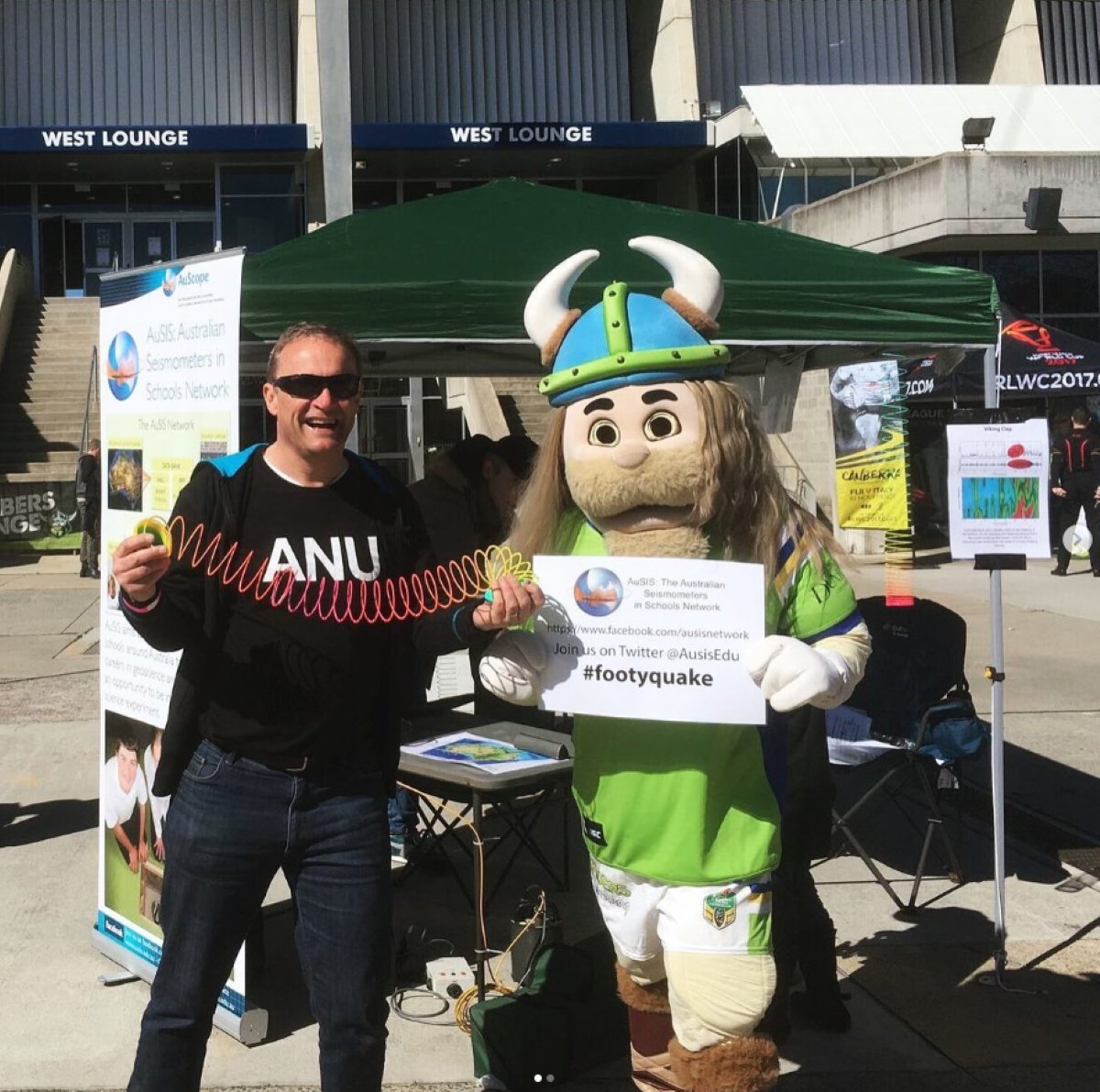 Selfies in ‘space’; sex in the sea; rugby on the Richter scale; and what do scientists think of sci-fi? See #ScienceWeek ENTERTAINMENT media highlights : scienceinpublic.com.au/science-week/e… <a href="/NFSAonline/">NFSA National Film and Sound Archive of Australia</a> <a href="/btucker22/">Brad Tucker</a> <a href="/anuearthscience/">ANU Earth Sciences 🌏</a> <a href="/BeerableScience/">Science Made Beerable</a> <a href="/DoctorKarl/">Dr Karl</a> <a href="/DinosDownUnder/">Professor Flint</a> <a href="/Aus_ScienceWeek/">NationalScienceWeek</a>