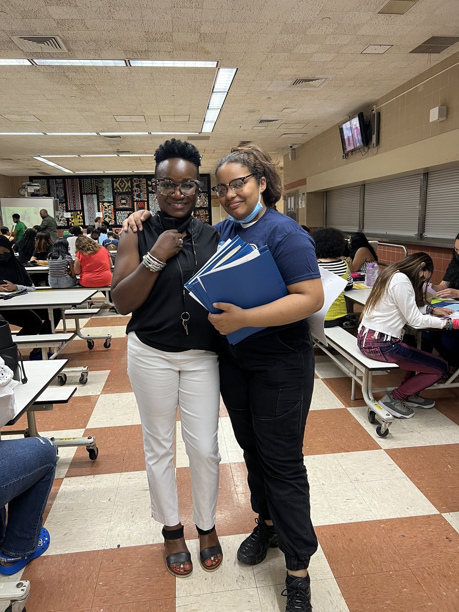 vales_l's tweet photo. Had a wonderful time welcoming our in incoming freshmen to Maxwell. Very successful orientation. https://t.co/kesNUwy9eH