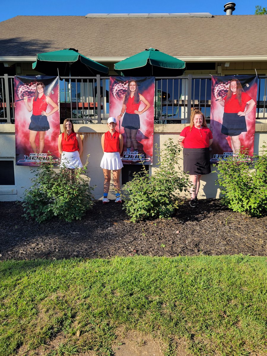 SueB452's tweet photo. Broncho senior golfers with their banners hanging at Battleground. https://t.co/vRrS3KHhdM
