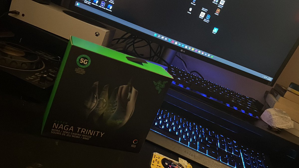 ItsWubsky's tweet photo. About to add this 🪝 this bad boy up! My other mouse kinda died. And my burrf day 🥳🥳 is around the corner sooooooo I #fullsent on a new @Razer mouse. So maybe I can add a new chat redemption to change colors of my 🐭 and ⌨️! https://t.co/UKBqQ3maSS