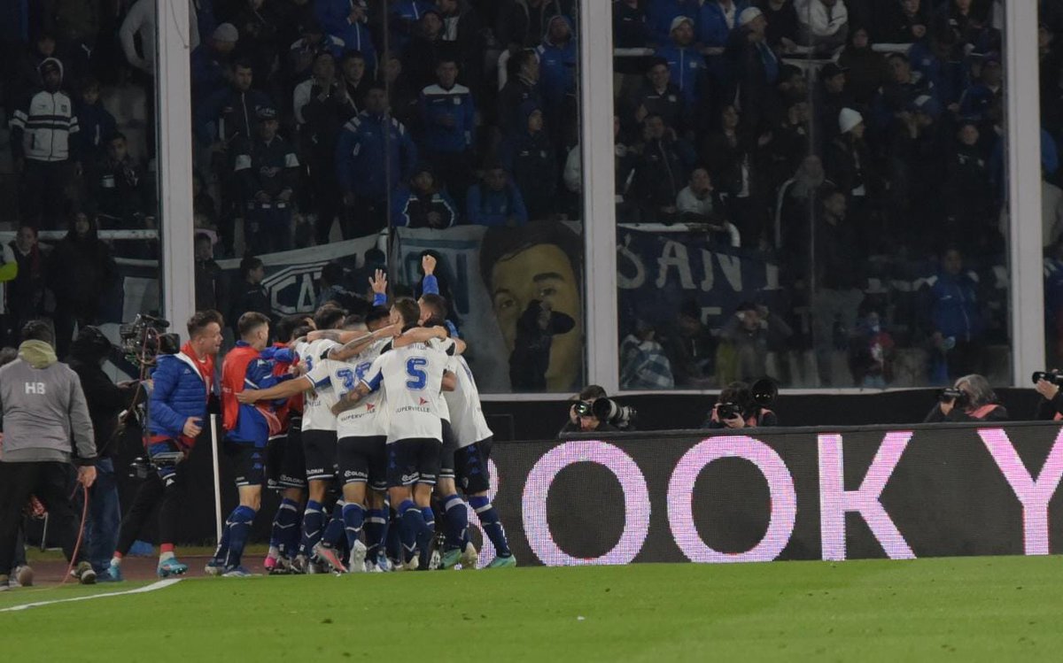 Vélez semifinalista de la Copa Libertadores. Superior a lo largo de los 180', con excepción de esa ráfaga de Talleres en Liniers. Hoy la defensa entera jugó un partidazo. Pratto-Janson sobresalientes. Cáseres y Julián Fernández entraron en el momento justo para recuperar metros.