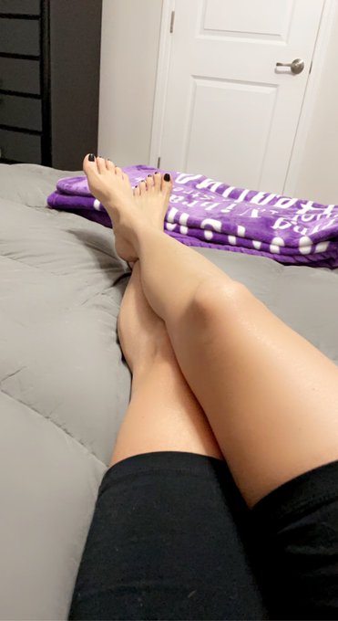 Come lay at the FOOT of my bed. https://t.co/dU8QMS53pU