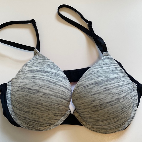 tainageek1's tweet photo. So good I had to share! Check out all the items I'm loving on @Poshmarkapp #poshmark #fashion #style #shopmycloset #pinkvictoriassecret #buckle #livetheprocess: https://t.co/oxZBfAx4Lo https://t.co/wbBz6GcRvE