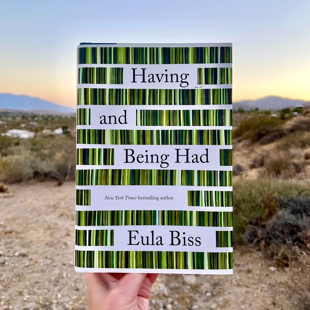 readnonfic's tweet photo. Today’s #readnonfic 📖 takes us into Eula Biss’ brilliantly-crafted “Having and Being Had” -- a genre-defying, clearly elucidated, highly readable deep-dive into late-capitalism 💰 

Read more over on insta 👇
https://t.co/agRdTZ88kK

#creativenonfiction #prosepoetry #eulabiss https://t.co/qXfkDOUSI4