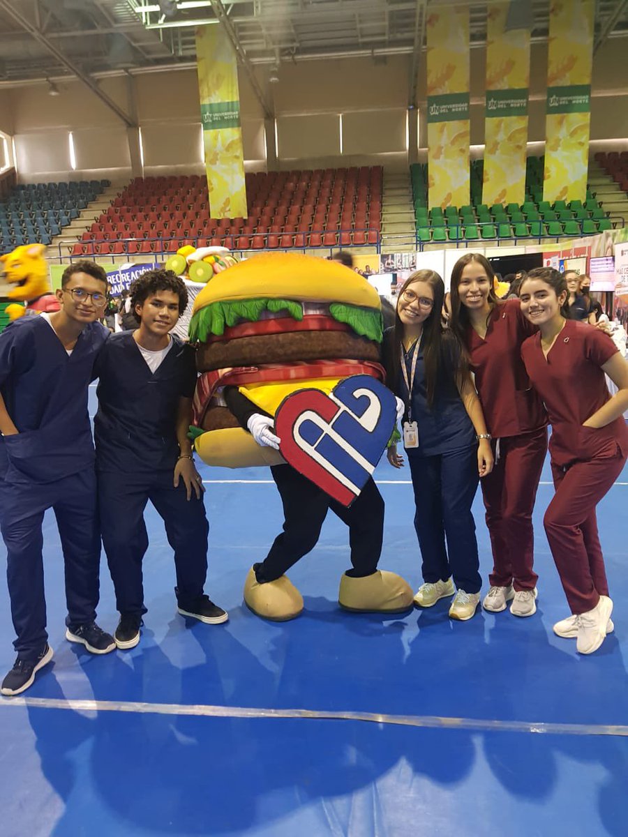 cig_un_'s tweet photo. Decoración del stand ✅
Primer día de feria ✅
Foto con la hamburguesa ✅ https://t.co/WgsWsSPYZy