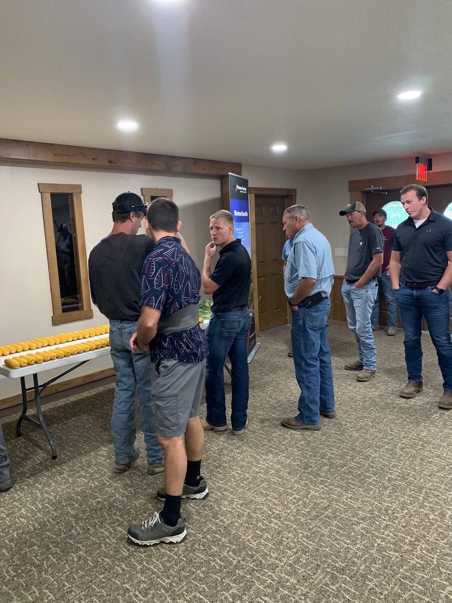 tomlinpat's tweet photo. Great meeting in Mcleansboro with Element Ag team, area growers and Dr. Brian Gardener. #MaximumFarming #AgSpectrum #CropProductionEfficiency https://t.co/0B50Z4V0nX