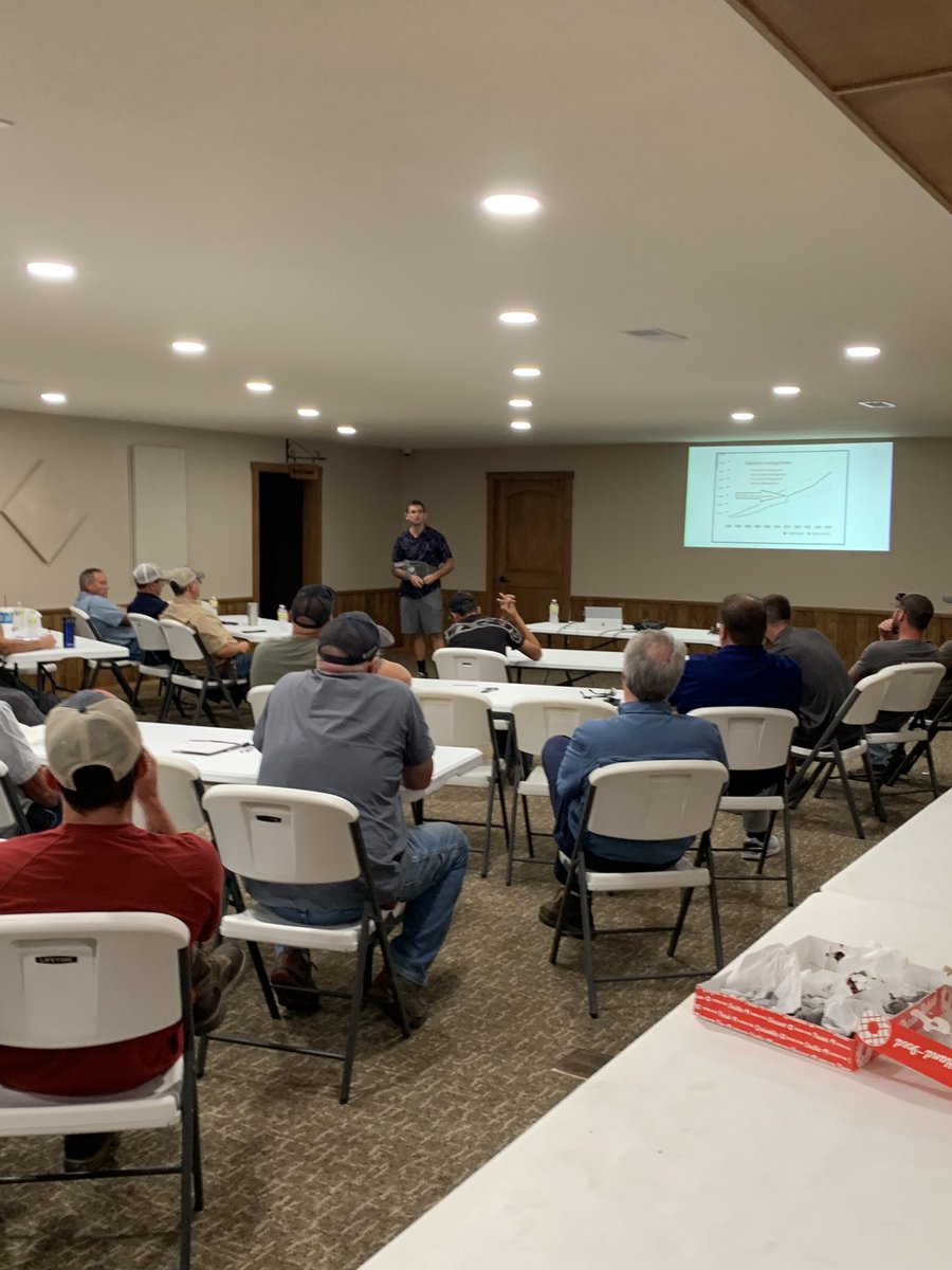 tomlinpat's tweet photo. Great meeting in Mcleansboro with Element Ag team, area growers and Dr. Brian Gardener. #MaximumFarming #AgSpectrum #CropProductionEfficiency https://t.co/0B50Z4V0nX