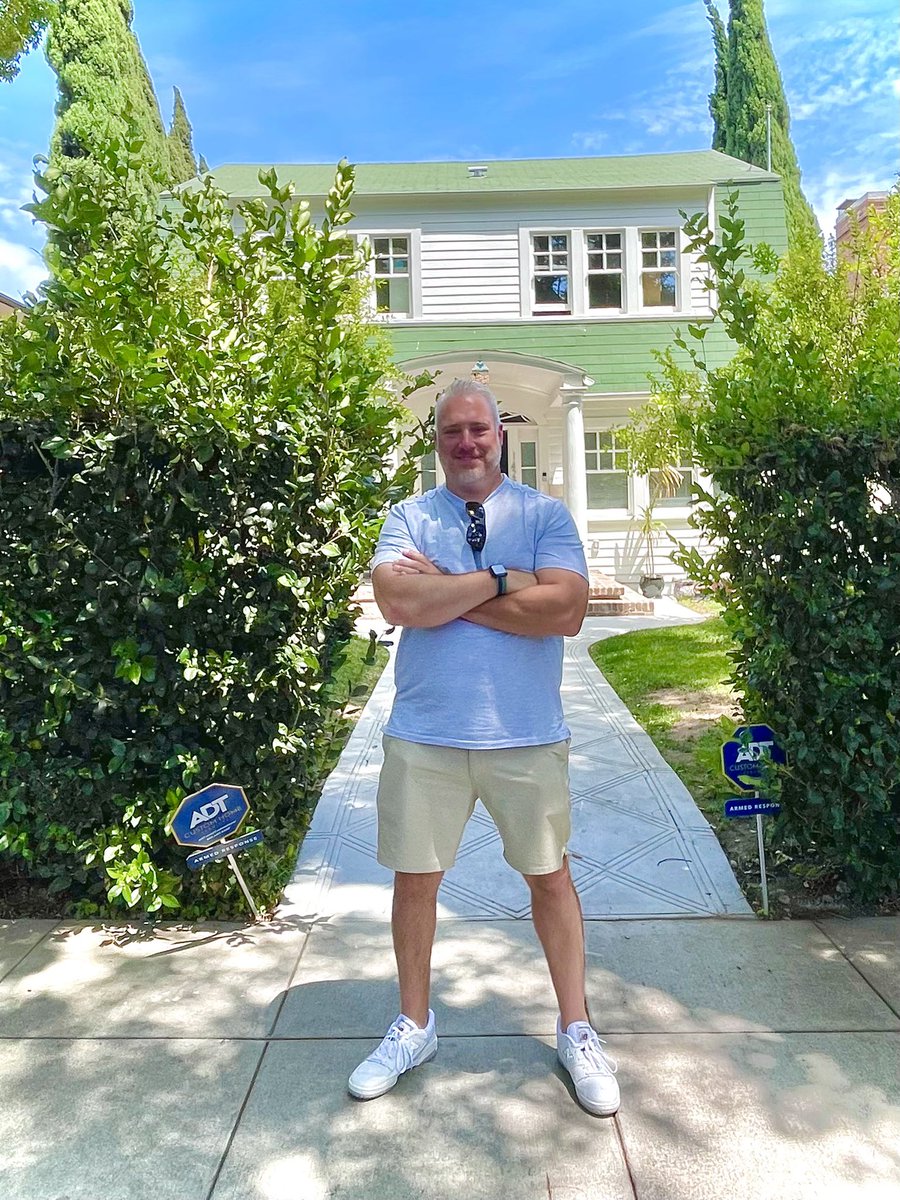 deekinjones30's tweet photo. Paid a visit to Freddy’s house on Elm Street out there in Hollywood too! Got goosebumps as I walked up. #horror #HorrorFamily #HorrorMovies #ilove80shorror #FreddyKrueger #ANightmareOnElmStreet #springwoodslasher https://t.co/sSh3G6BhAm