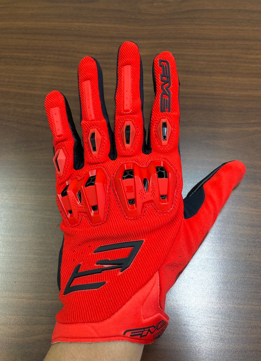 yoheit3's tweet photo. おニュー　バイクグローブ。
どことなく漂うエヴァ2号機感。

#エヴァンゲリオン 
#fivegloves
#バイク好きな人と繋がりたい 
#アスカ 
#プラグスーツ
#トリックスター
#Trickstar 
#EVART https://t.co/l4cbGIo1AJ
