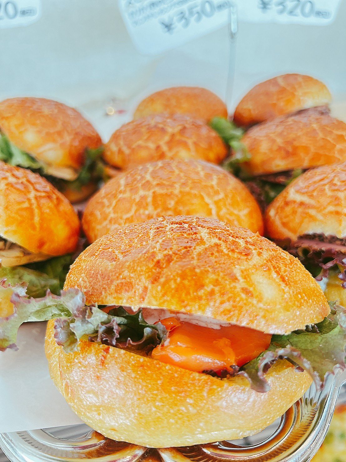 京都府城陽のパン屋 パン デ モモ 大人気のカリカリサンドの一番人気 スモークサーモン サンド が新たな仕入れ先開拓で復活 肉厚 ジューシーなサーモンはこれまで以上に満足度の高い美味しさですよ ペパーシンケンサンド バジルチキンサンド と 京都府城陽のパン屋 パン デ モモ 大人気のカリカリサンドの一番人気 スモークサーモン サンド が新たな仕入れ先開拓で復活 肉厚 ジューシーなサーモンはこれまで以上に満足度の高い美味しさですよ ペパーシンケンサンド バジルチキンサンド と