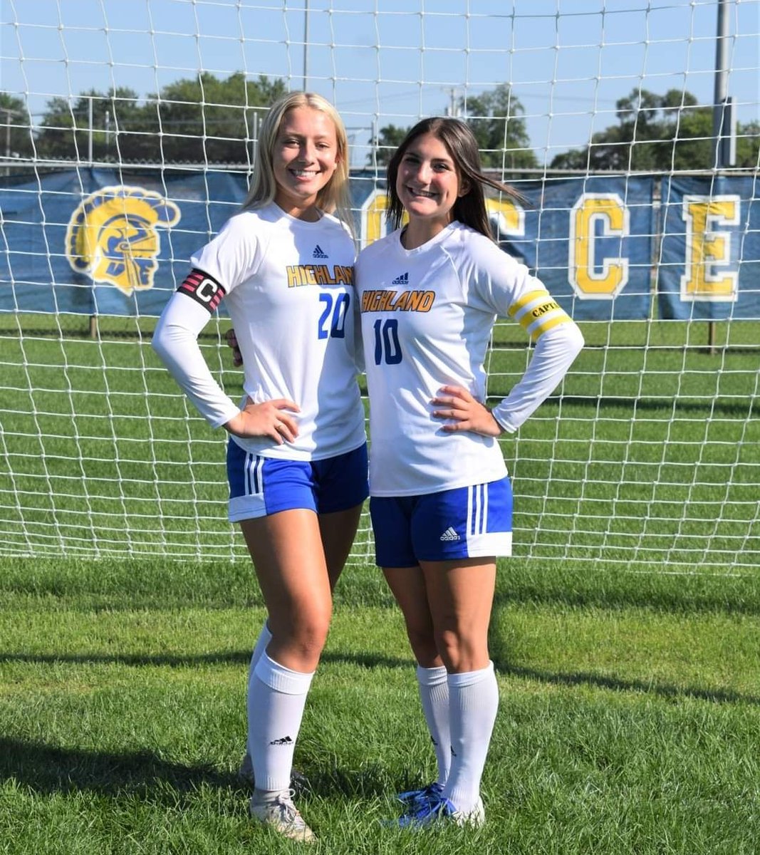 girlssoccer_hhs's tweet photo. Congrats to our 2022 Varsity Captains! 👏👏 (And 👀 those new long sleeve jerseys) 💙⚽️💛 https://t.co/yqNyZuQGBg