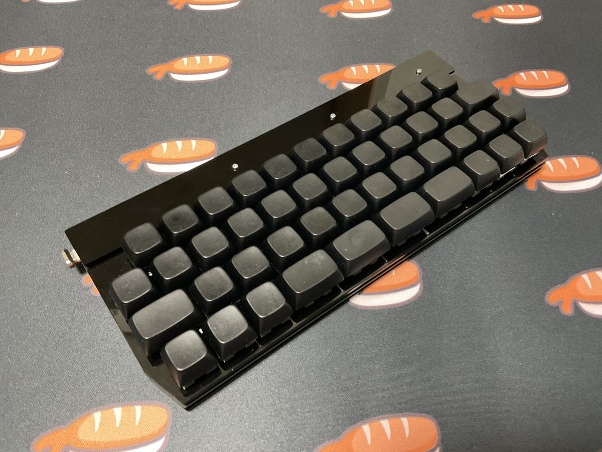 0002ozlet's tweet photo. 先日、#talpkeyboard で「傷あり特価品」で購入したNP PBT ブランクキーキャップを #cool445 に付けてみました。MBK LEGENDO GLOWに負けず良い感じです。#自作キーボード https://t.co/5IOEeHJPBU