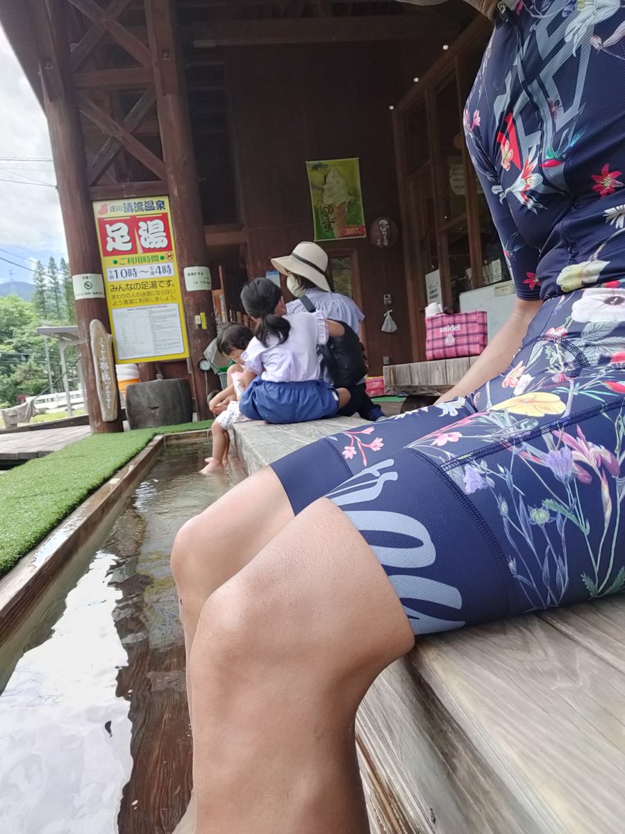 itazo555's tweet photo. 50歳目前のハゲのオッサン、何を血迷ったか花柄ジャージを着てニヤニヤサイクリング🚵似合っているかはさておき、とても気に入りました😅😅😅 #ostroy #瑞泉寺 #LOOK795BRADERS #円形分水槽 https://t.co/UJRGTW24B2
