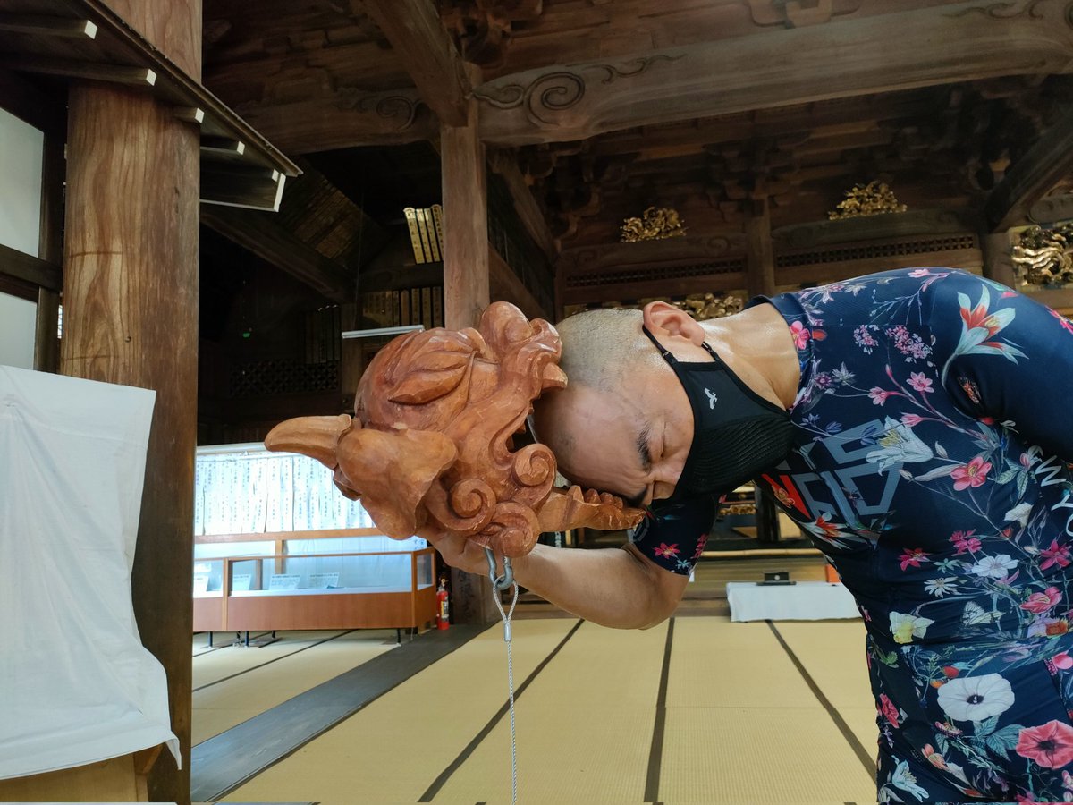 itazo555's tweet photo. 50歳目前のハゲのオッサン、何を血迷ったか花柄ジャージを着てニヤニヤサイクリング🚵似合っているかはさておき、とても気に入りました😅😅😅 #ostroy #瑞泉寺 #LOOK795BRADERS #円形分水槽 https://t.co/UJRGTW24B2