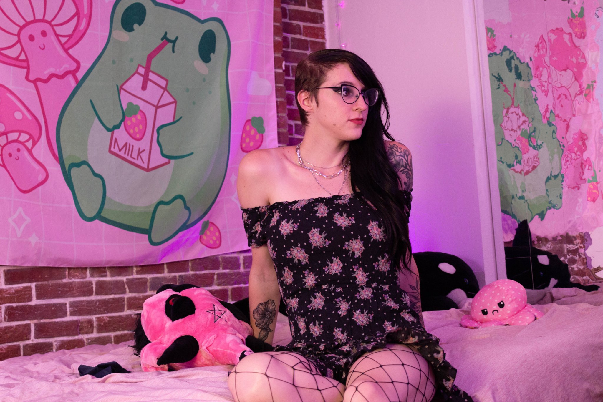 1 pic. Goth girl in her natural environment: a princess' bedroom https://t.co/qXLdaNPvAS