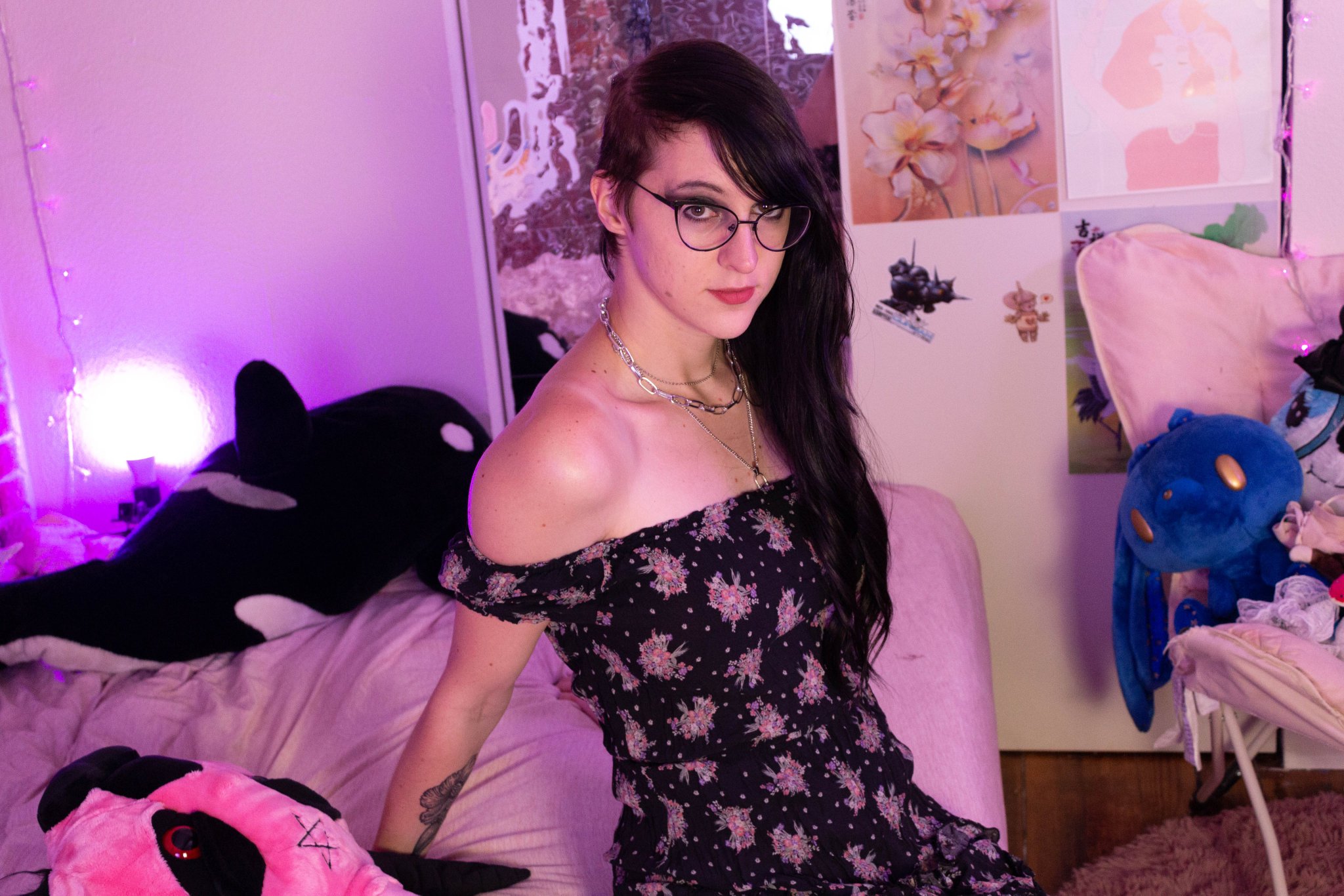 3 pic. Goth girl in her natural environment: a princess' bedroom https://t.co/qXLdaNPvAS