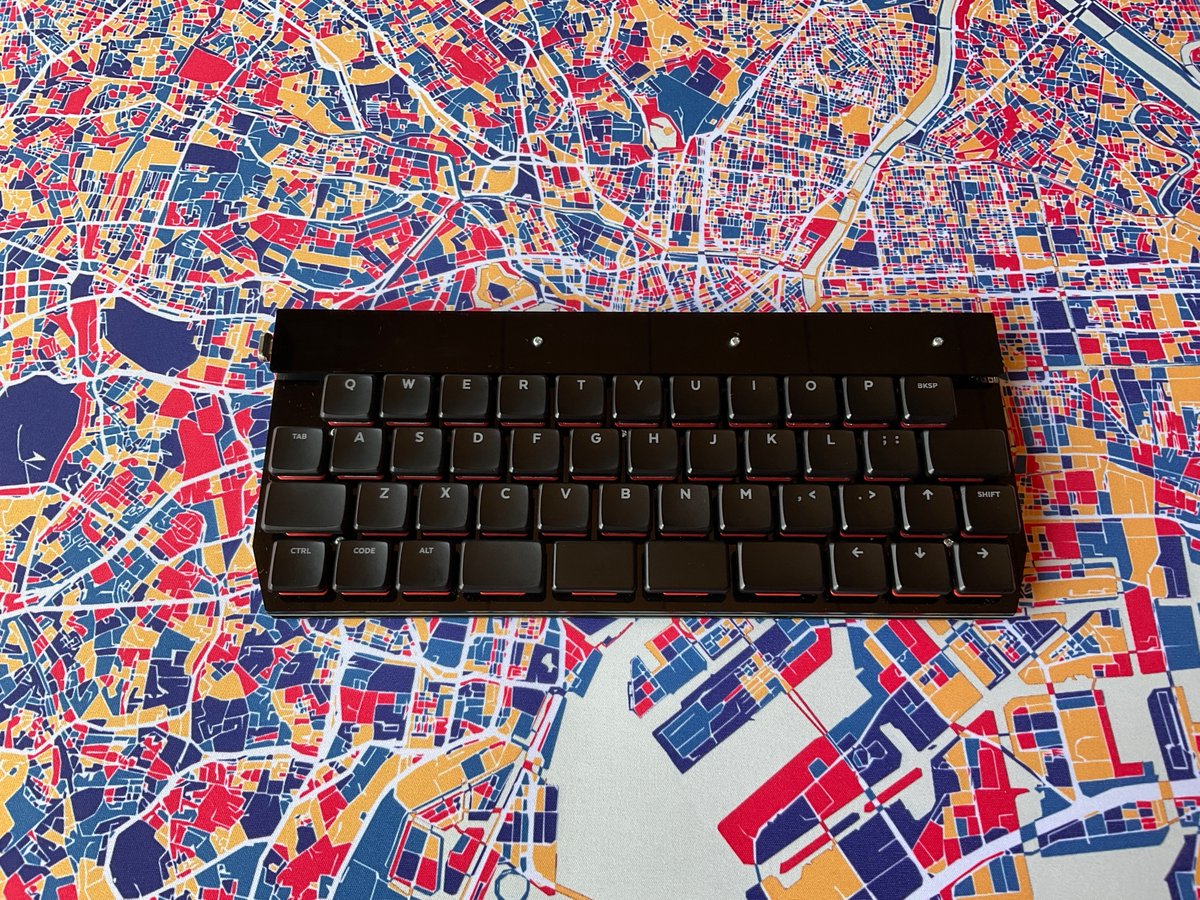 0002ozlet's tweet photo. 先日、#talpkeyboard で「傷あり特価品」で購入したNP PBT ブランクキーキャップを #cool445 に付けてみました。MBK LEGENDO GLOWに負けず良い感じです。#自作キーボード https://t.co/5IOEeHJPBU