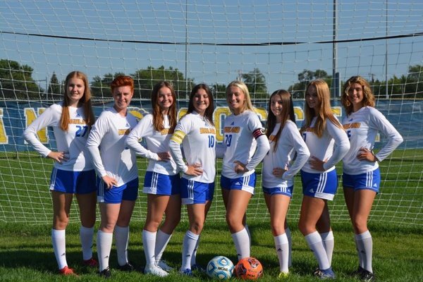 girlssoccer_hhs's tweet photo. Class of 2023 right here!! It's gonna be a great season! ⚽️👍 #LetsGooo #HighlandProud https://t.co/T8aLIBJYqY