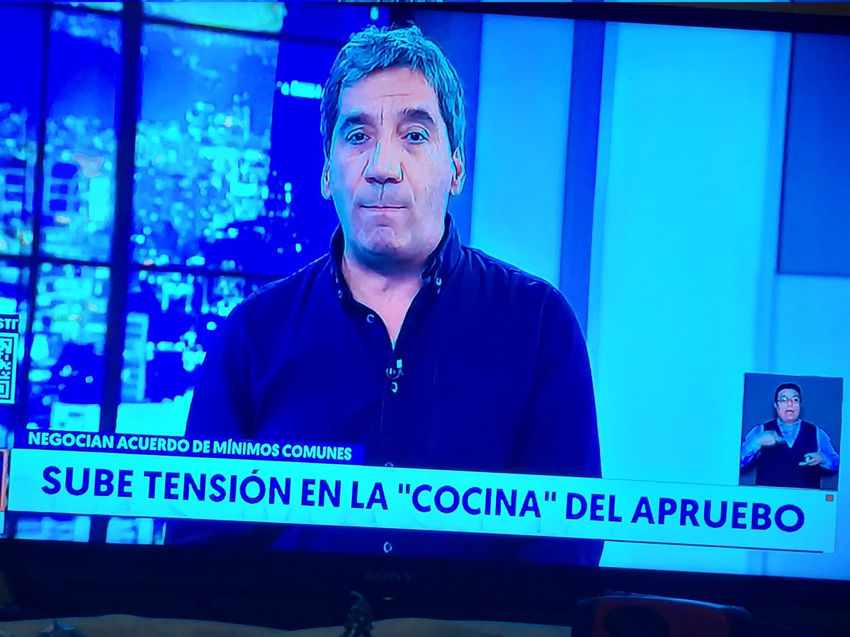 Esteban_a_s1's tweet photo. "La cocina del apruebo" ponen en el 13. No tiene ya vergüenza el canal del rechazo. #TuDecides #tudecides13 #t13 https://t.co/vRB097Nx9T