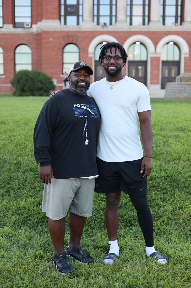 CHS_Indians's tweet photo. A huge thank you to @Chiefs player Elijah Lee @elee_doubleace for stopping by   @CentralFB_ALLin practice to give the players some words of encouragement before the season begins! He once practiced on this field too— good to have him home! 🏈 
#Positivemindsetmatters https://t.co/jF6Ewgmzto