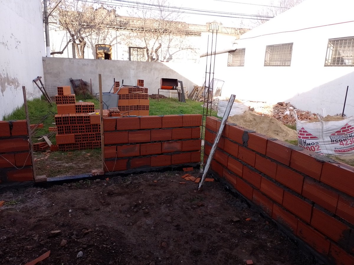 CFP401Mercedes's tweet photo. Avanzan las prácticas del curso de albañilería con los materiales adquiridos con el subsidio otorgado por Municipalidad, gracias a nuestras alumnas y alumnos que construyen el aula. Gracias a todos por el esfuerzo para que el Centro siga creciendo!! https://t.co/nwHsvzutTq