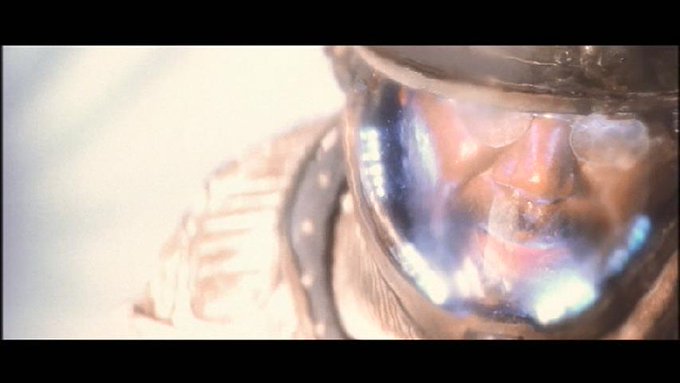 洗濯物干しにベランダに出た瞬間の私。耐熱服も効果なしだ。 