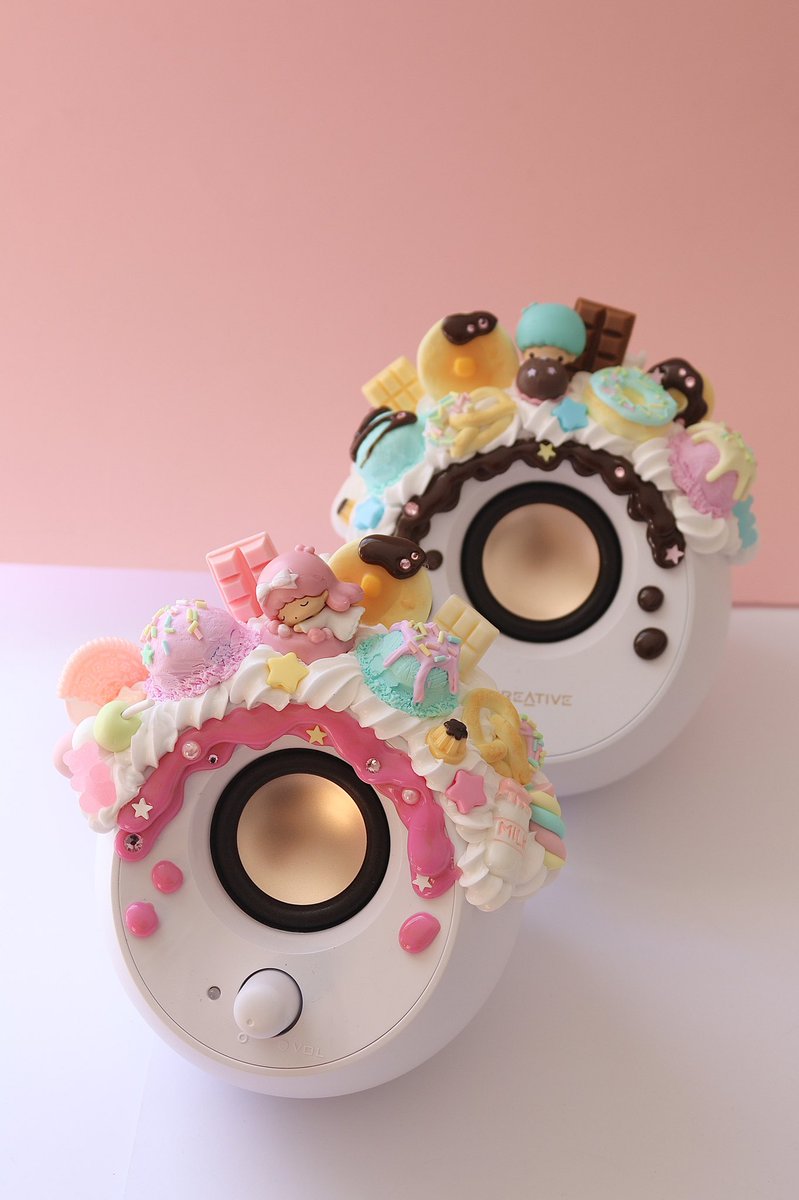 Satotortedeco's tweet photo. It’s really nice to see, what were once just indecipherable scribbles in a sketchbook come to life and turn out better than I could have planned 🥹🥹#gamingaccessories #decoden #gamergirl #gamergirls #littletwinstars #custompc #setup #pastelsetup #cakespeakers https://t.co/cTrZw0KjhS