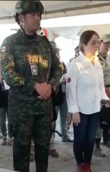 #AlMomento #ReporteZocalo Buzo de <a href="/SEDENAmx/">AltoMando</a> encontró solo un martillo en su inmersión en el pozo de carbón 4 en Villa de Agujita en #Sabinas #Coahuila. Los túneles horizontales están obstruidos de madera de pilotes entrelazados y no es posible avanzar. <a href="/CNPC_MX/">Coordinación Nacional de Protección Civil</a>