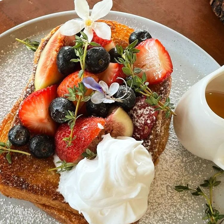 MoobinPakin's tweet photo. Blackheath bistro📍อีกหนึ่งร้านคาเฟ่เล็กๆ เปิดใหม่ในมุมลับ ร้านอยู่แถวราชพฤกษ์ นนทบุรี อาจจะเดินทางลำบากหน่อย แต่เมนูข้างในบอกเลยจัดว่าเด็ดจัดว่าดีย์!!! ทั้งเมนูอุด้งปลาหมึก เบอร์เกอร์เนื้อแองกัสทรัฟเฟิลชีสฉ่ำๆ รวมไปถึงของหวานที่จัดเต็มสุดๆ ต้องลอง!
#หมูบินพากิน @aroii @Kin24hrs https://t.co/RjuViqWDEB