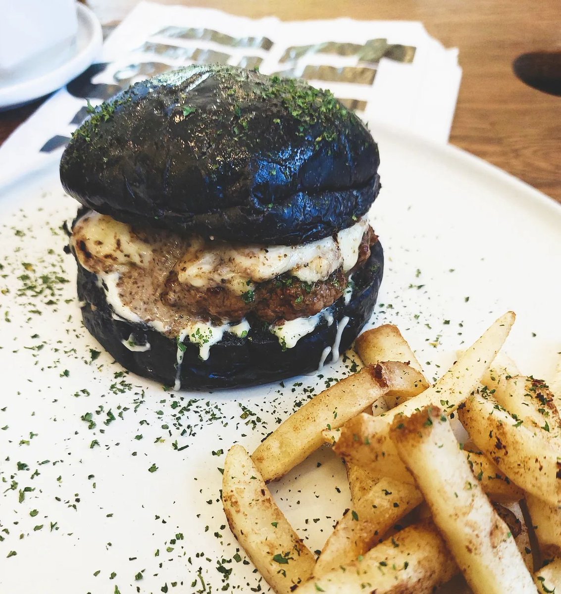 MoobinPakin's tweet photo. Blackheath bistro📍อีกหนึ่งร้านคาเฟ่เล็กๆ เปิดใหม่ในมุมลับ ร้านอยู่แถวราชพฤกษ์ นนทบุรี อาจจะเดินทางลำบากหน่อย แต่เมนูข้างในบอกเลยจัดว่าเด็ดจัดว่าดีย์!!! ทั้งเมนูอุด้งปลาหมึก เบอร์เกอร์เนื้อแองกัสทรัฟเฟิลชีสฉ่ำๆ รวมไปถึงของหวานที่จัดเต็มสุดๆ ต้องลอง!
#หมูบินพากิน @aroii @Kin24hrs https://t.co/RjuViqWDEB