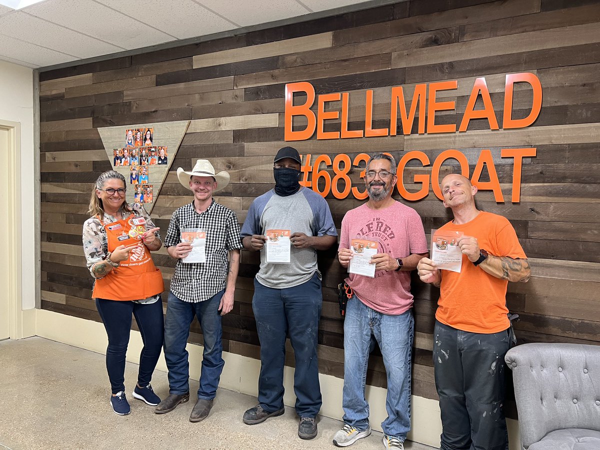 ASM Nikki awarding some hard workers for all their help! Building strong relationships with some great entrepreneurial spirit! <a href="/nrk0680/">Nikki Bell</a> <a href="/markdearing62/">Mark</a> <a href="/garland_haynes/">Garland Haynes</a> <a href="/keren_gorg/">Keren Gorglione</a>