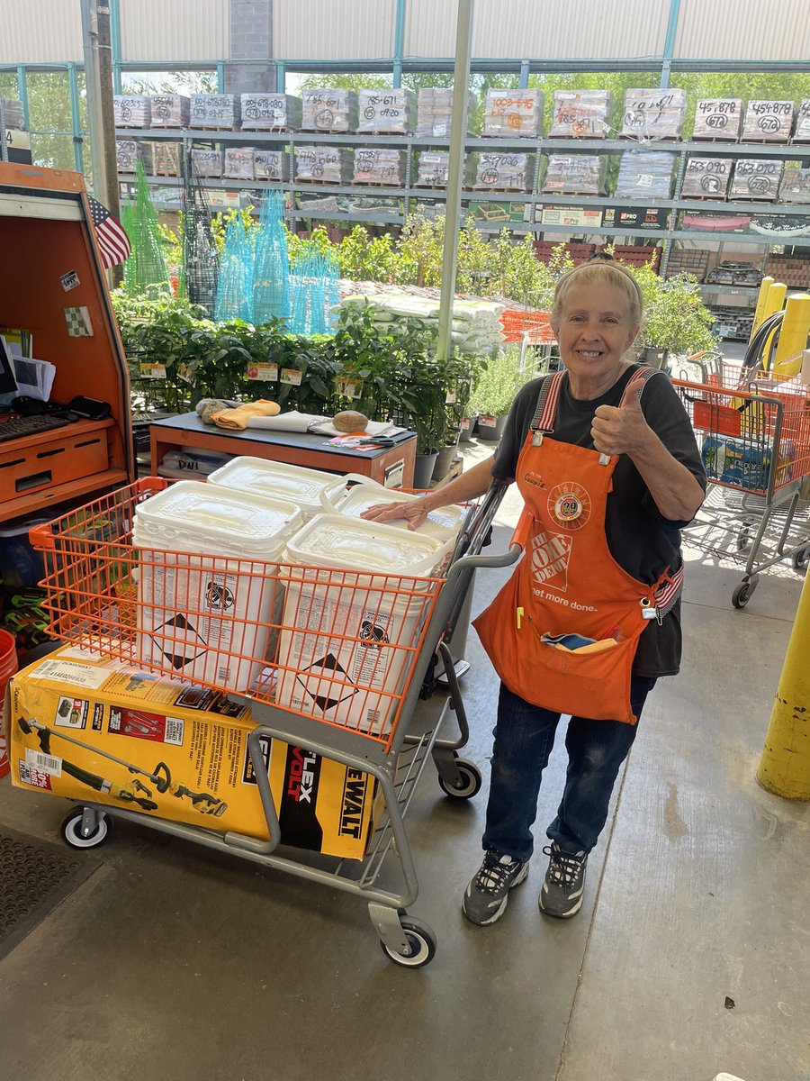 #CashierBehaviorsMitigatingShrink Shout Out to Associate Connie Law at #488. Utilizing cashier behaviors and GET, Connie was able to secure $1200 in merchandise back to the store. Excellent engagement👏