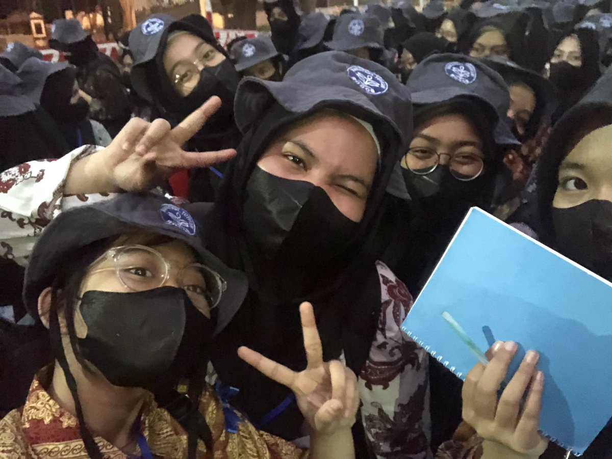 khazasall's tweet photo. nah ini waktu masi acara mpkmb day-2 seruu banget, banyak acara penampilan yg meriah bgt, pokoknya keceee parahhh❤️
#VOKASIIMPACT #TheGlimpseStoryofGatamalaAgrinawa #VOKASIJUARA #MPKMB59SVIPB #IPBDIGDAYA https://t.co/eMQGuDqCTK