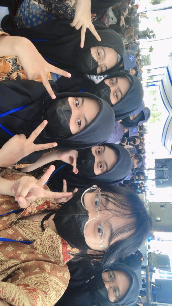 khazasall's tweet photo. nah ini waktu masi acara mpkmb day-2 seruu banget, banyak acara penampilan yg meriah bgt, pokoknya keceee parahhh❤️
#VOKASIIMPACT #TheGlimpseStoryofGatamalaAgrinawa #VOKASIJUARA #MPKMB59SVIPB #IPBDIGDAYA https://t.co/eMQGuDqCTK