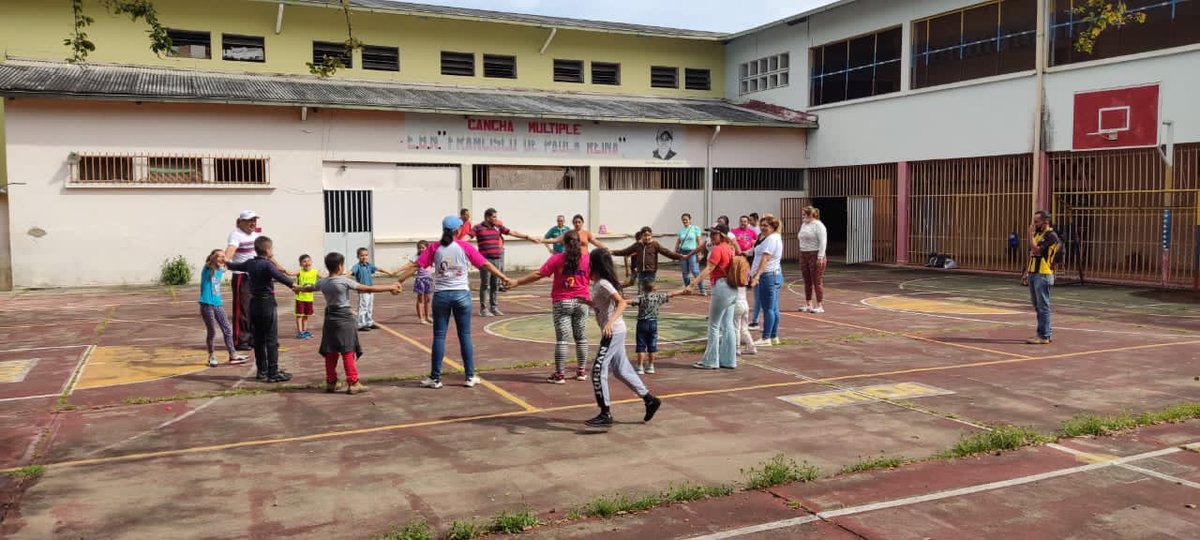 Con alegría los niños y niñas en Ayacucho disfrutan cada día de #vacaciones
#EscuelasAbiertas2022 

EN Francisco de Paula Reina 🇻🇪

<a href="/PresidencialVen/">Prensa Presidencial</a> 
<a href="/MPPEGestionHuma/">OfiGestionHumana.MPPE</a> 
<a href="/_LaAvanzadora/">Yelitze Santaella</a> 
<a href="/FreddyBernal/">Freddy Bernal</a> 
<a href="/Berzabethg1/">Berzabethgandicaoficial</a> 
<a href="/UNoticias/">Últimas Noticias</a> 
#Bricomiles1x10