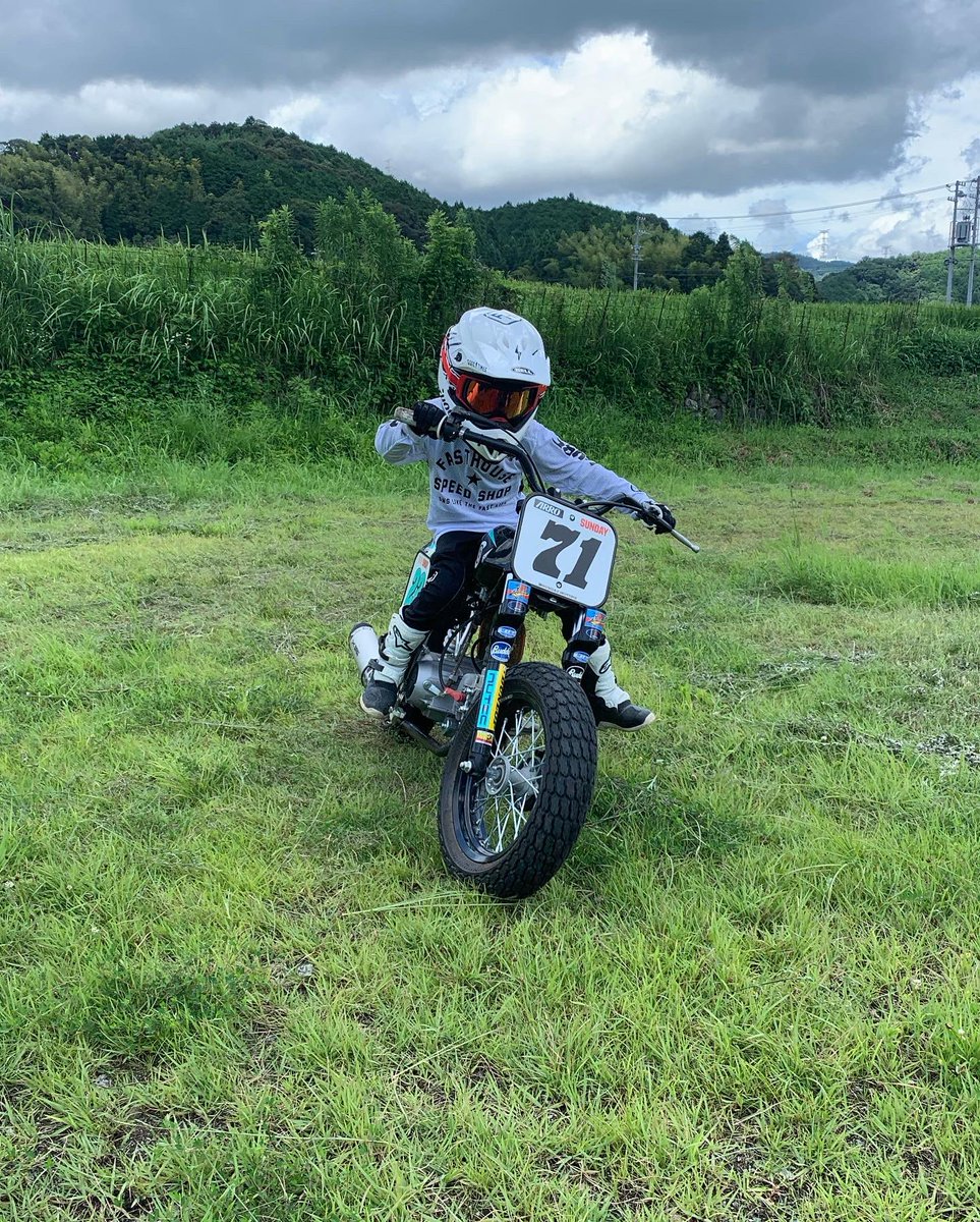 flattrack71's tweet photo. Today, I’m helping six years old kid for his very first time with the clutch ✋
本日は6歳のライダーくんのクラッチ初ライドのお手伝い😙
すぐに慣れてめっちゃ楽しんでくれています🤙
ホント嬉しいなぁ〜⭐️
#flattrack #sundaymotors #s147e #フラットトラック #キッズライダー #pfdp榊原温泉 https://t.co/AEF37wT8dA