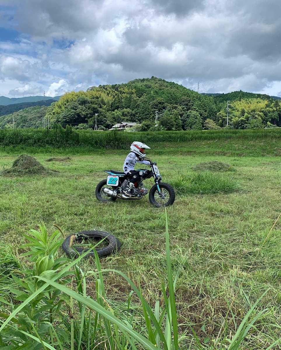 flattrack71's tweet photo. Today, I’m helping six years old kid for his very first time with the clutch ✋
本日は6歳のライダーくんのクラッチ初ライドのお手伝い😙
すぐに慣れてめっちゃ楽しんでくれています🤙
ホント嬉しいなぁ〜⭐️
#flattrack #sundaymotors #s147e #フラットトラック #キッズライダー #pfdp榊原温泉 https://t.co/AEF37wT8dA