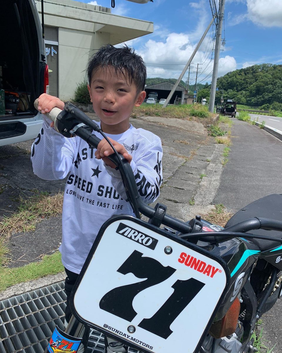 flattrack71's tweet photo. Today, I’m helping six years old kid for his very first time with the clutch ✋
本日は6歳のライダーくんのクラッチ初ライドのお手伝い😙
すぐに慣れてめっちゃ楽しんでくれています🤙
ホント嬉しいなぁ〜⭐️
#flattrack #sundaymotors #s147e #フラットトラック #キッズライダー #pfdp榊原温泉 https://t.co/AEF37wT8dA