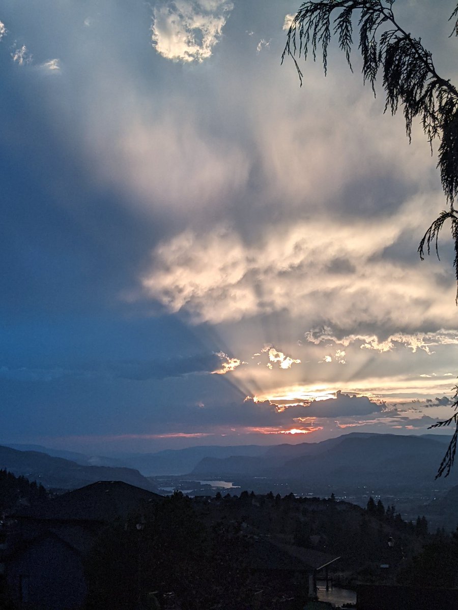E21Vince's tweet photo. Waiting for the lightning and this sunset pokes out. @Kamscan https://t.co/cnbAYmp3WL