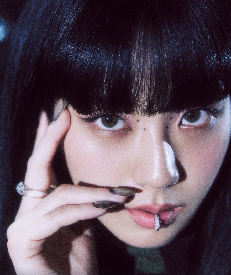 jisoophoric's tweet photo. something about kim jisoo's dot eye makeup https://t.co/YWu34n6vzB