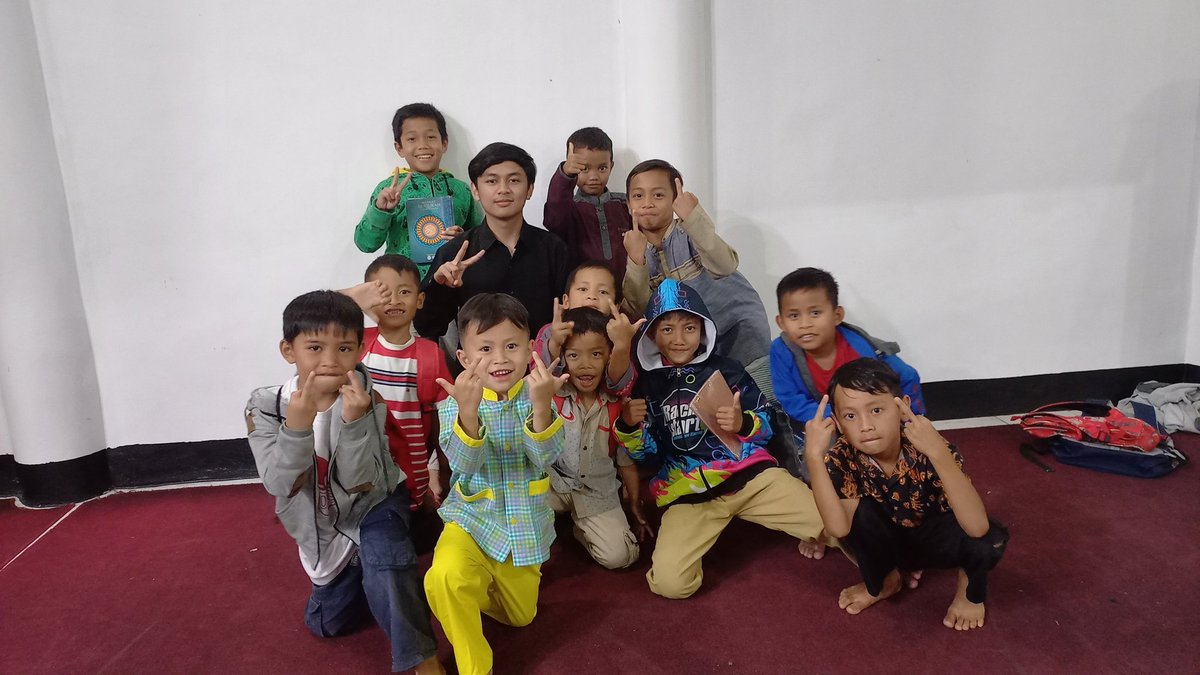 Jamil78731197's tweet photo. Dalam penugasan aksi kita saya mengambil tema pendidikan, karena saya juga suka disuruh mengajar anak-anak. Seru banget bisa mengajari mereka membaca iqra, al-Quran, tata cara wudhu, tata cara solat. 
#VOKASIIMPACT #VOKASIJUARA 
#GLIMPSOFGATAMALAAGTINAWA https://t.co/fwZ5MRyiqT