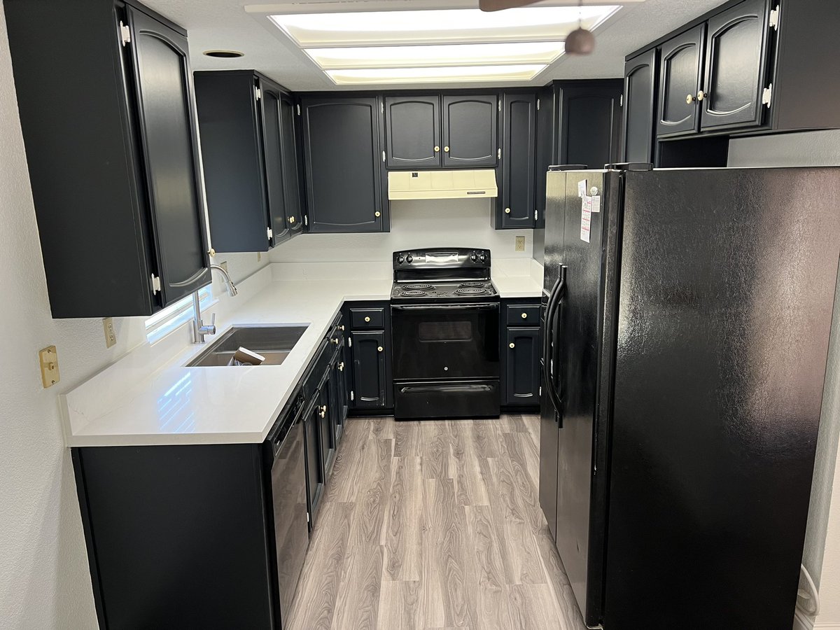 cellybo__'s tweet photo. Oh yea… I bought a house a remodeled it not too long ago #beforeandafter #homeownerbefore30 still got some small details to go but 💪🏾💪🏾 https://t.co/ImkQnibXuJ