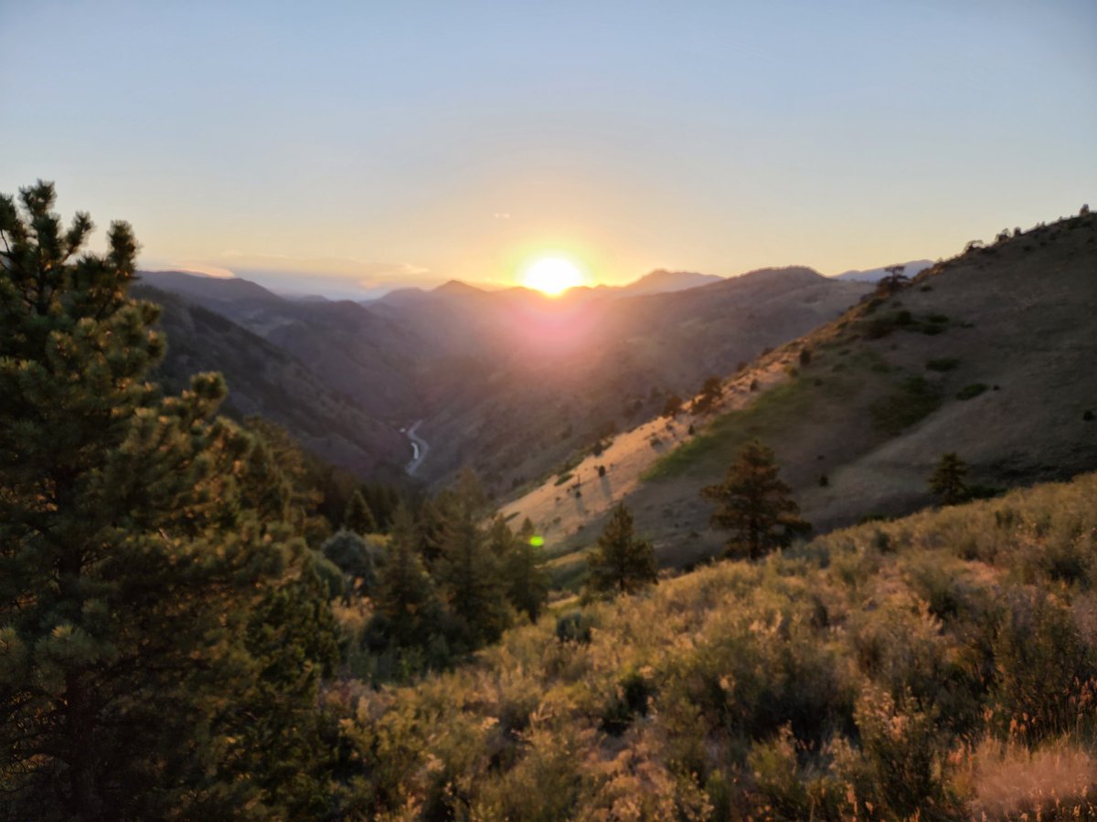 PositiveCoach's tweet photo. Enjoying that Colorado sunset today ontop of Lookout Mountain! Taking sometime to explore myself and the surroundings! https://t.co/ampCa5wwVa