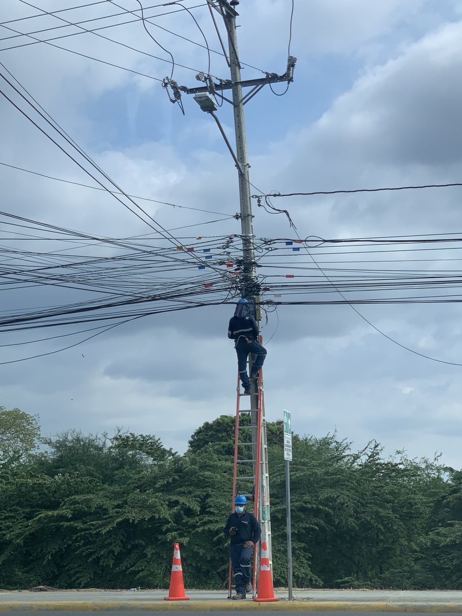 Qué se hace en #Portoviejo para que los operadores de #datos de #internet ubiquen de forma #soterrada su #infraestructura… es #impresentable para la #ciudad tanto cable sobre nuestras cabezas!!! ⁦