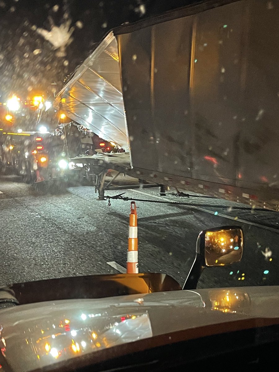 VanceBass6's tweet photo. Tractor trailer wreck I-95 north mm176 SC fatality!! https://t.co/6cgj4n4xsh